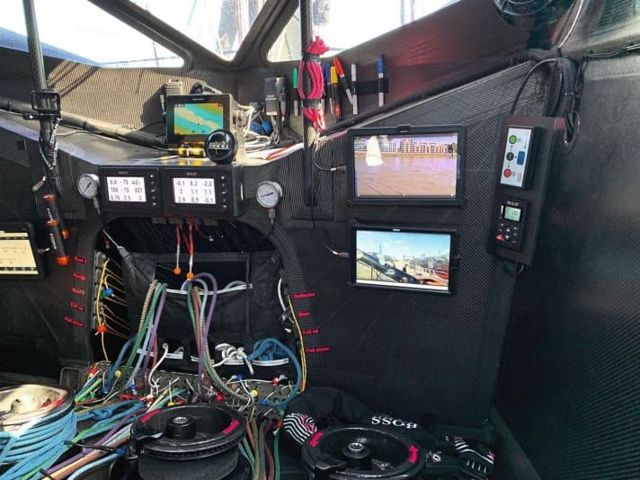   "Hugo Boss" gilt als radikalster Entwurf. Das Boot hat eine geschlossene Trimmzentrale unter Deck. Skipper Alex Thomson muss nur noch für Segelwechsel raus