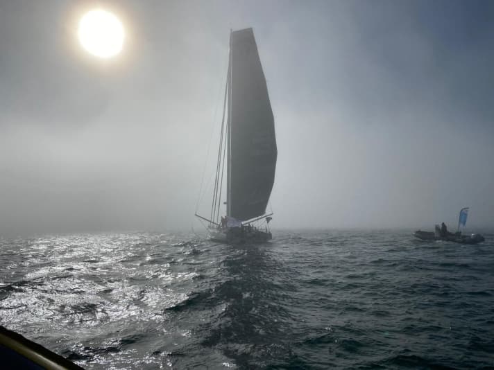   Due to the fog, there were alternating scenes of moonlight before Les Sables-d'Olonne on Sunday afternoon, then again the best conditions under a bright blue sky