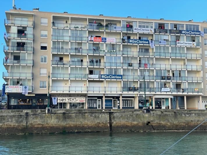   I tifosi non potevano sostare sul canale a causa delle rigide regole della corona. Così molti hanno mostrato i loro colori sui balconi delle case circostanti.