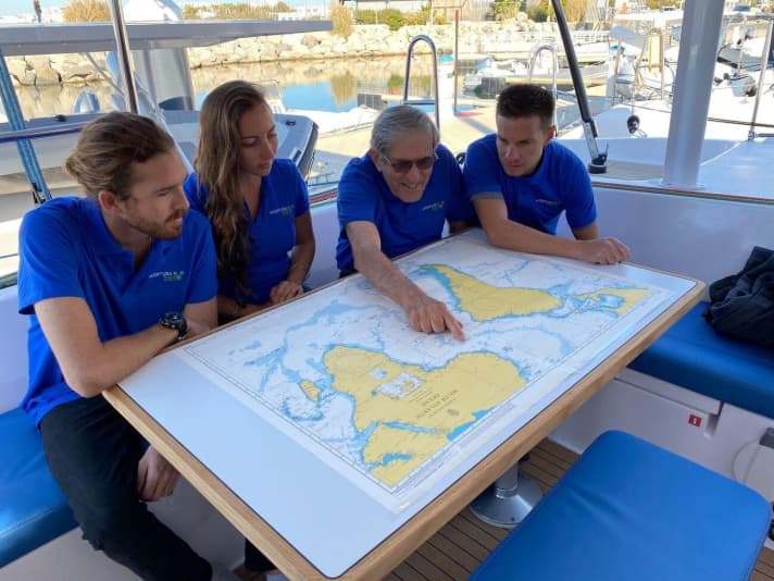   Cornell, 80 ans (2e en partant de la droite), et ses jeunes compagnons de route
