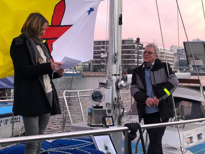   Astrid Ewe hält die Laudatio auf Susanne Huber-Curphey an Bord der "Nehaj" in Bremerhaven. Da die Ehrung ohne Publikum stattfand, wurde sie aufgezeichnet und wird später als Video veröffentlicht 