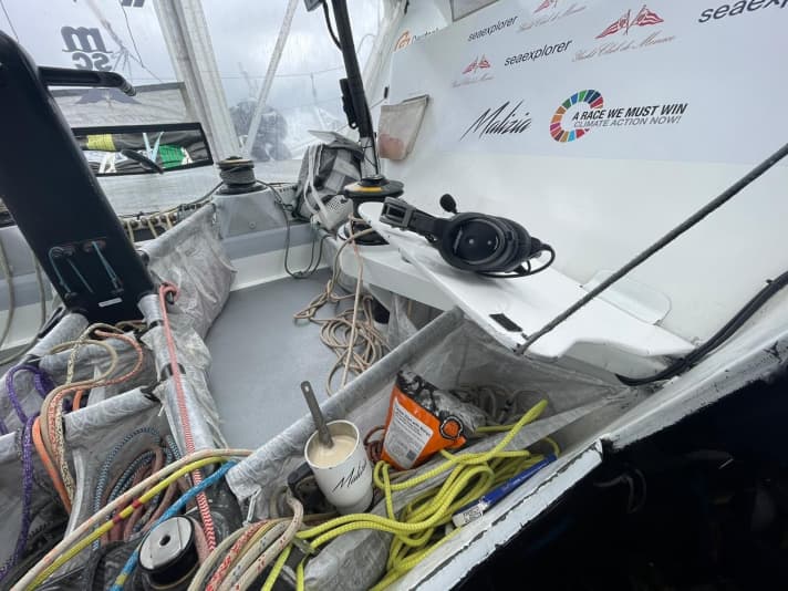   Colazione tardiva per Boris Herrmann il 4 Avvento, che descrive così: "Un pizzico di luce del giorno nella cabina di pilotaggio, un cappuccino senza caffeina, 800 kcal di muesli. Cuffie per ascoltare i messaggi vocali degli amici. È impossibile ascoltare qualcosa senza di esse".