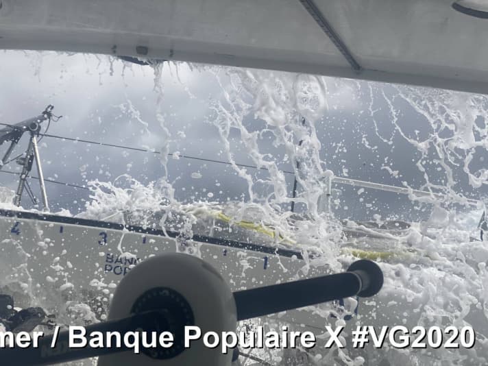   L'image symbolique la plus impressionnante de l'univers des skippers du Vendée Globe a été réalisée par Clarisse Crémer, classée 12e, sur "Banque Populaire X".