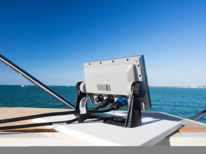   Rückansicht des Vulcan-Sieben-Zoll Plotters von B&G. Das Vorserienmodell steckte noch im Gehäuse des Schwestergerätes von Simrad 