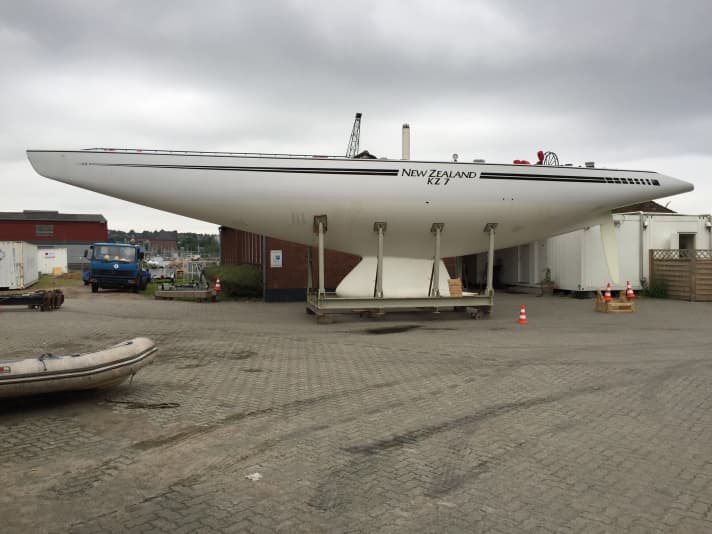   Il "Kiwi Magic" davanti al capannone del cantiere Robbe & Berking