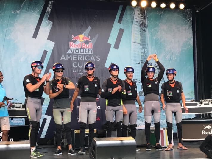   The team presentation on the Bermuda Cup stage: SVB Team Germany thanks the fans