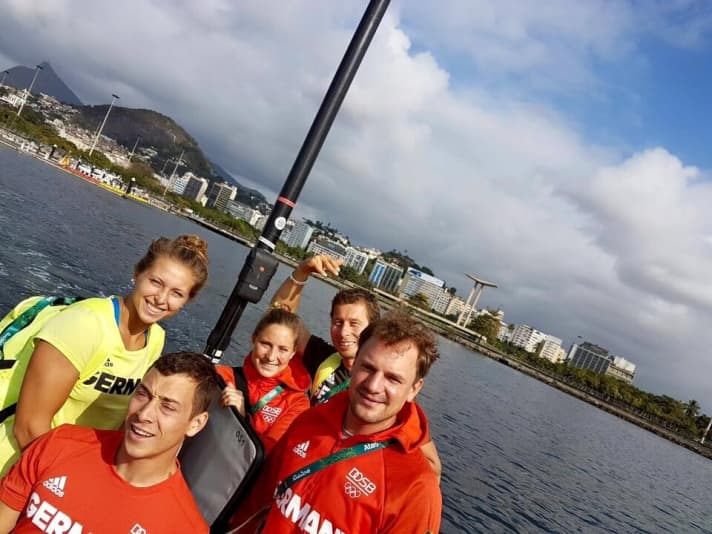   Reviererkundungsfahrt: Die 49erFX-Seglerinnen Vicky Jurczok und Anika Lorenz mit den Trainern Max Groy (r.) und Thomas Rein (2.v.r.) in der Guanabara-Bucht