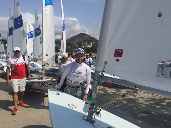   Sulla strada per la sua prima partenza olimpica: Philipp Buhl spinge allegramente il suo laser verso la rampa della Marina da Gloria