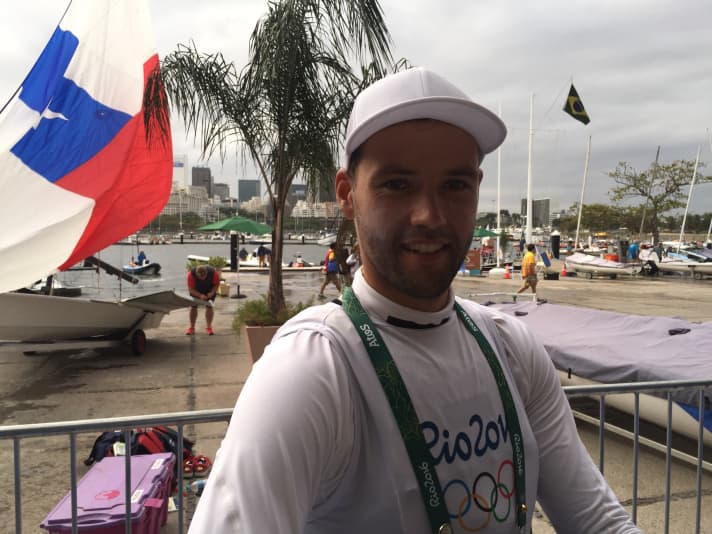   Startet am Dienstag trotz zweier 16. Ränge optimistisch in den zweiten Tag: Philipp Buhl beim Interview mit YACHT online in Rios Marina da Gloria