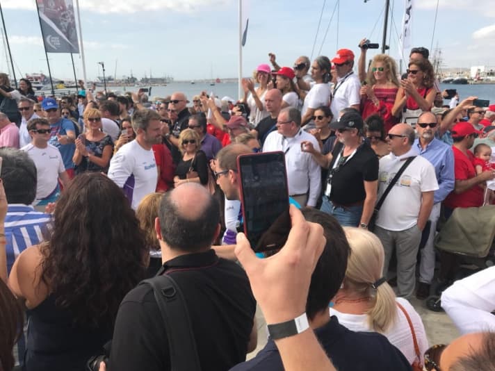   La sensation est parfaite : Simeon Tienpont mène son équipe lors de la parade d'ouverture de la première étape à Alicante. Sa victoire devant le tribunal arbitral lui a permis de rentrer en Espagne et de reprendre ses responsabilités.
