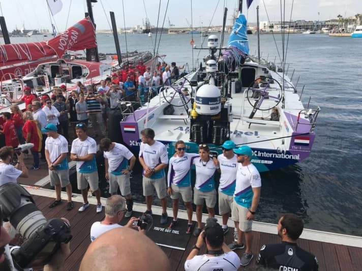   La joie anticipée, le dynamisme de l'équipe et la détermination ont l'air différents : La photo d'équipe et les visages des navigatrices et navigateurs de Team AkzoNobel montrent, peu avant le départ de la première étape, le lourd fardeau qui pèse sur les épaules des actifs.