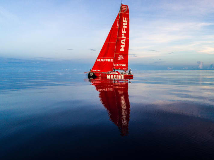   "Mapfre" mit Mühe im Kalmengürtel