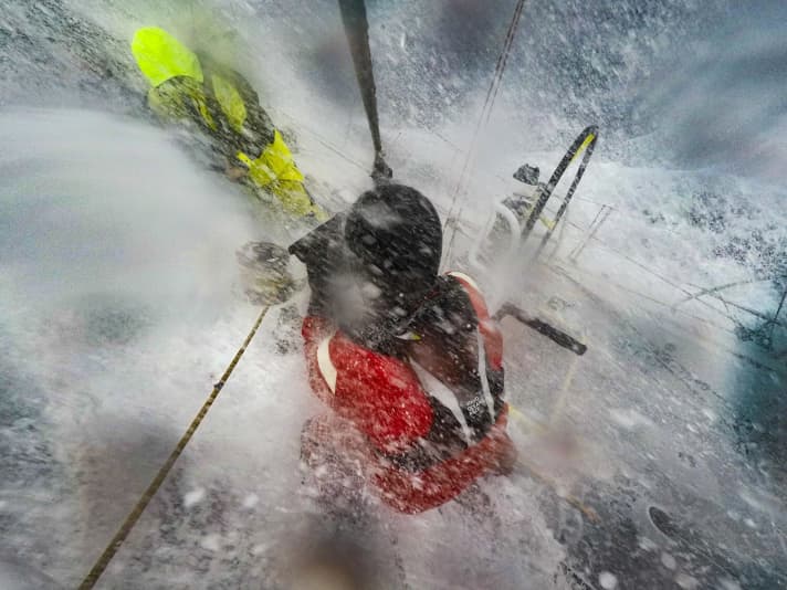   Luogo di lavoro bagnato lunedì mattina a bordo della barca gialla del Team Brunel