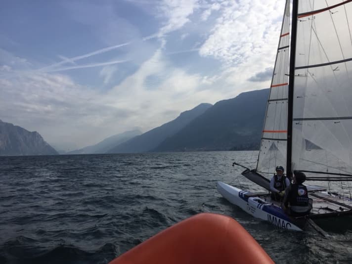   Paul Kohlhoff et Alica Stuhlemmer lors d'un entraînement Nacra17 sur le lac de Garde