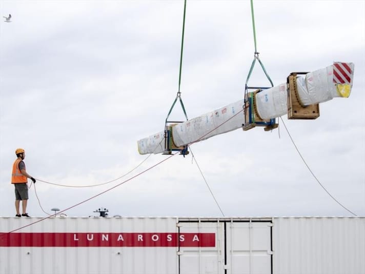   Der neue Mast für die erste AC75-Cup-Yacht des italienischen Teams Luna Rossa. Die Segelwelt erwartet die Vorstellung der ersten Herausforderer-Yachten in diesem Sommer