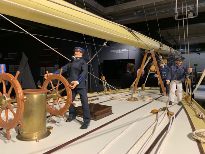   Il bellissimo modello è stato il fulcro della mostra sull'America's Cup e quindi anche del Gala della Hall of Fame al Robbe & Berking Yachting Heritage Centre: il più grande yacht da Coppa dell'epoca, con i suoi 61 metri di lunghezza, "Reliance", che ha difeso la Coppa per i velisti americani contro "Shamrock III" di Sir Thomas Lipton nel 1903.