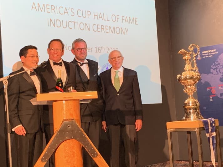   Sul palco della Coppa a Flensburg (da destra): Il vincitore della Coppa Tom Whidden, il conduttore Oliver Berking, Bill Trenkle e il presidente del comitato Steven Tsuchiya.