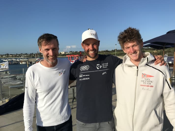   Un trio de choc : le champion du monde Philipp Buhl avec son partenaire d'entraînement Nik Aaron Willim (à droite) et l'entraîneur national Alex Schlonski
