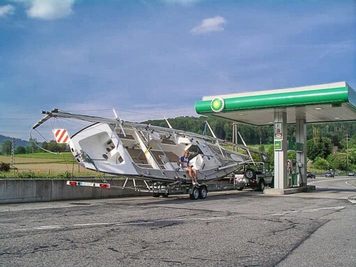 Korrekt verzurrt und clever transportiert werden auch größere Yachten mobil