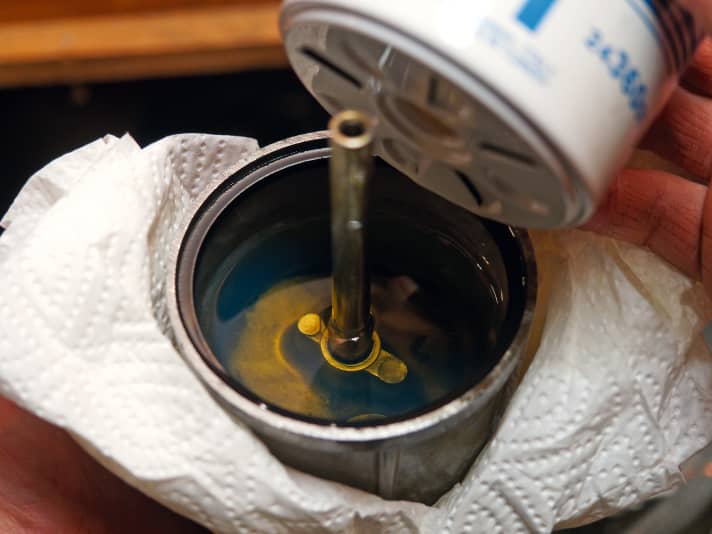 Mit einem Blick in den Vorfilter lassen sich vorhandene Verschmutzungen leicht erkennen. Dieselpest oder rostige Tanks führen zu sichtbaren Ablagerungen in der Filterpatrone. Bei gutem Sprit und sauberen Tanks sollte sie selbst nach mehr als 100 Betriebs­stunden höchstens leicht verfärbt sein.