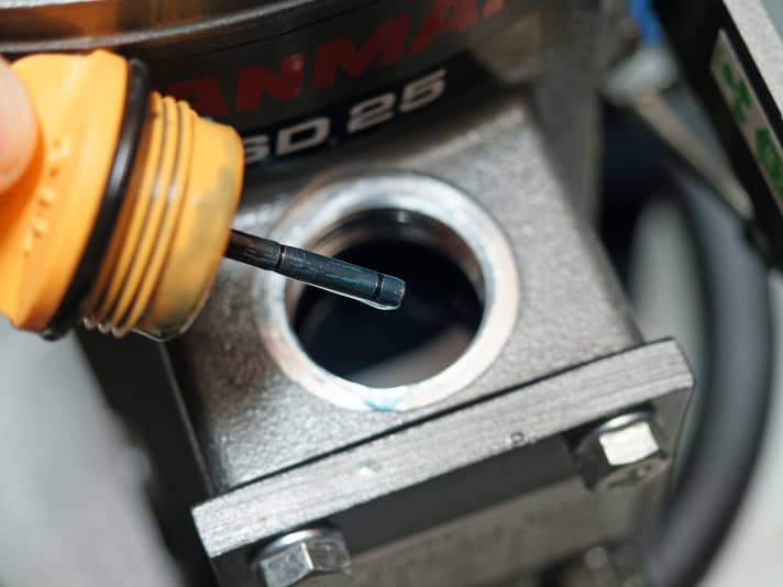 Gear oil must be clear, the colour of the lubricant depends on the manufacturer. If it has a metallic lustre after running, an inspection is required