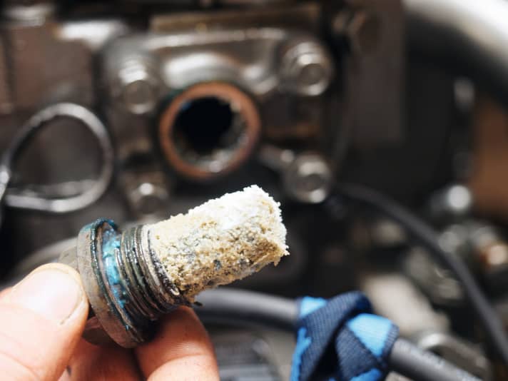 Sacrificial anodes in the seawater circuit protect against corrosion. However, the unavoidable limescale deposits also form on them