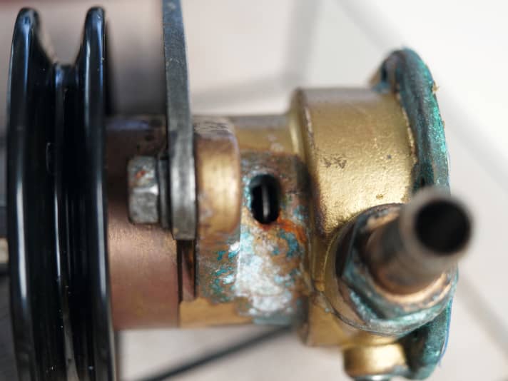 Leckagen an der Impellerpumpe kündigen sich häufig an. Sind an der Drai­nage-Öffnung Wasserspuren zu sehen, ist der Simmerring bereits undicht