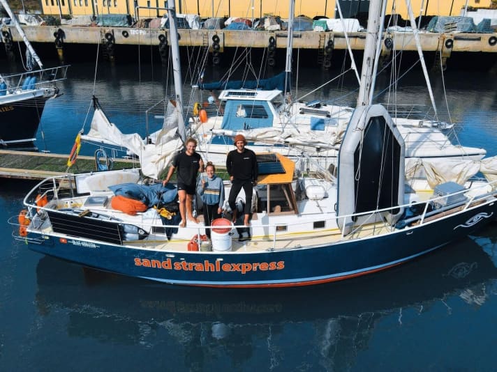   Thilo Ernst, Leonie Maßmann e Jonas Manke (da sinistra) sul loro yacht in acciaio