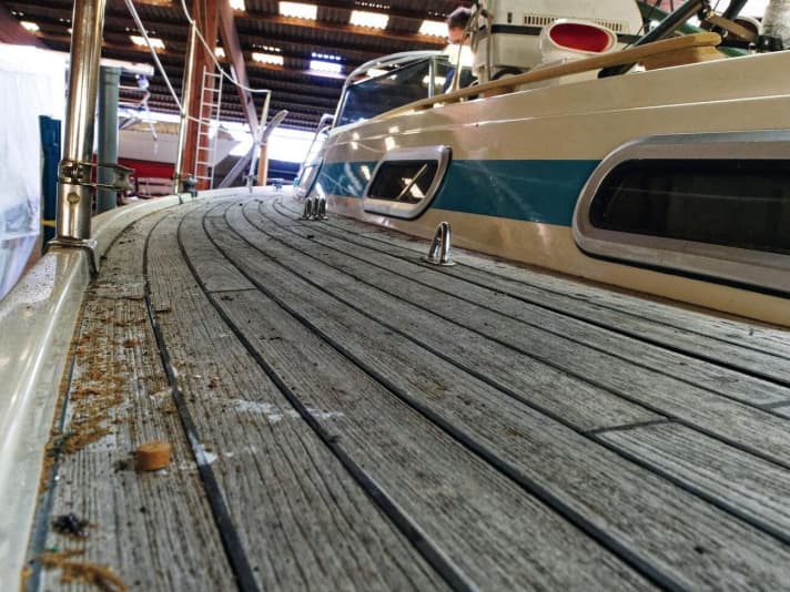   Trauriger Anblick. Die originalen Fugen haben sich gelöst, das Holz ist stark ausgewaschen, Stäbe sind verzogen, und viele Pfropfen fehlen