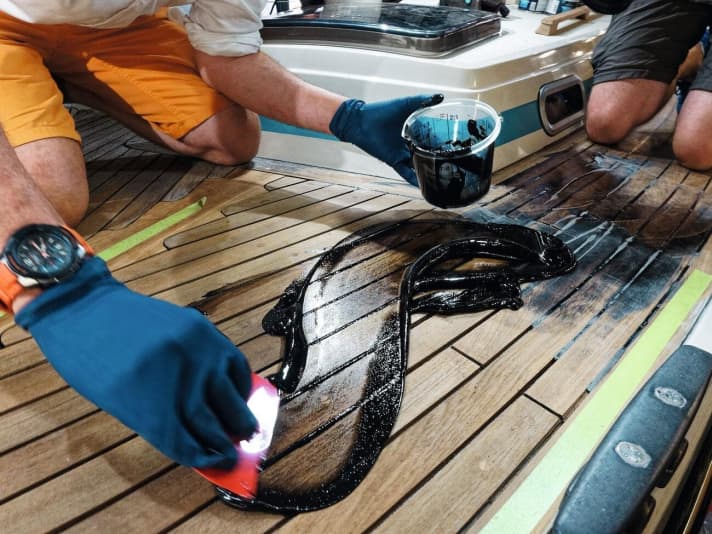   The paste is worked in quickly with a spatula. The deck can be grouted wet on wet, but it is also possible to proceed in sections