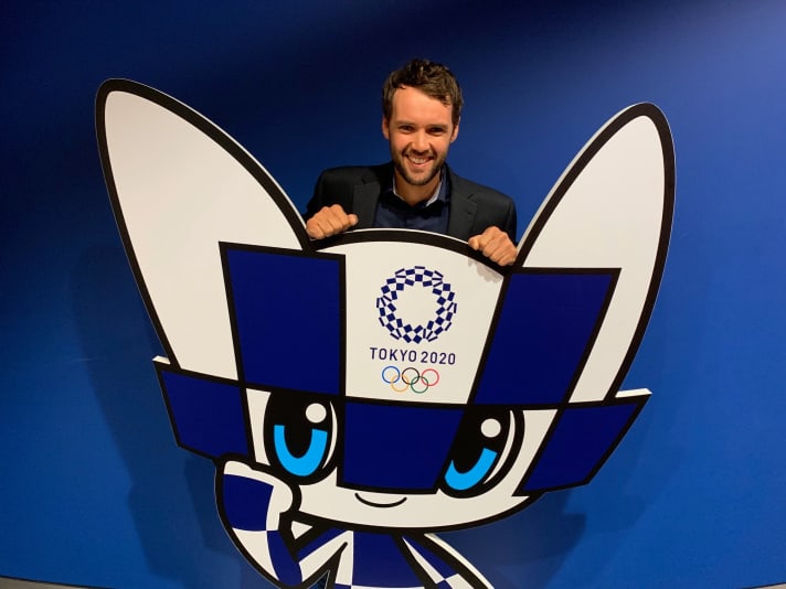   Il velista laser tedesco di maggior successo Philipp Buhl è un maestro di tattica e ha sempre voglia di ridere, come in occasione della sessione fotografica con la mascotte olimpica giapponese.