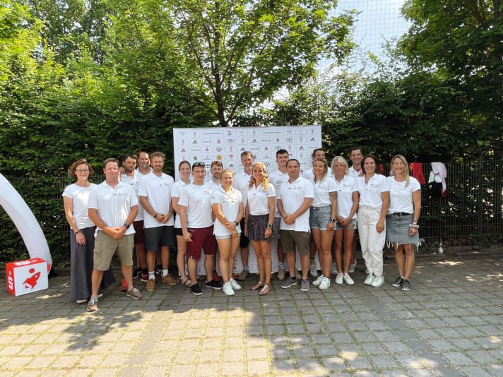   The team around sports director Nadine Stegenwalner (l.). Here you can also see the 470 sailor Luise Wanser (9th from right) and her foresailor Anastasiya Winkel (5th from right)