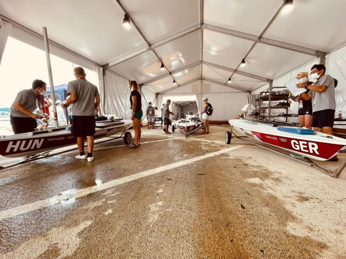   À droite, la barreuse de laser-radial Svenja Weger, dont le bateau est en train d'être "habillé" pour les Jeux olympiques.