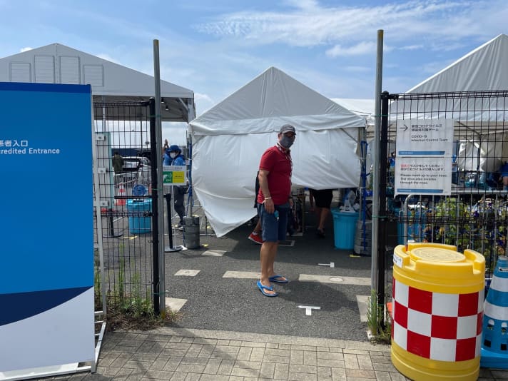   Il caporedattore della rivista svizzera marina.ch all'ingresso del checkpoint prima dell'entrata nel porto olimpico
