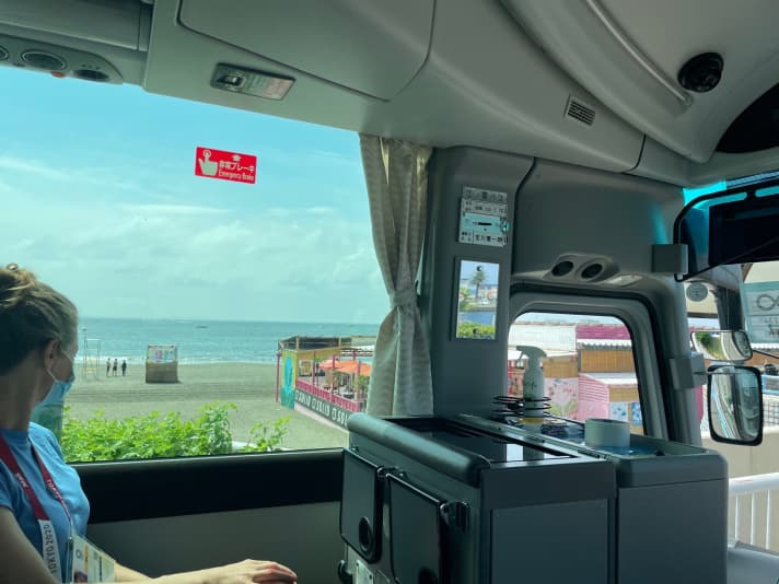   Blick aus dem Bus aufs Meer: Die internationalen Journalisten werden es bei diesen Olympischen Spielen nicht besuchen können