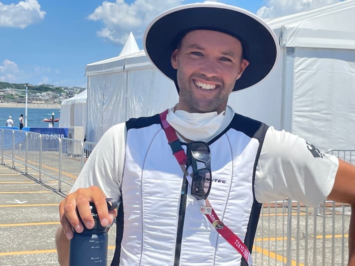   Un instantané du port olympique d'Enoshima : Philipp Buhl avec un chapeau de soleil