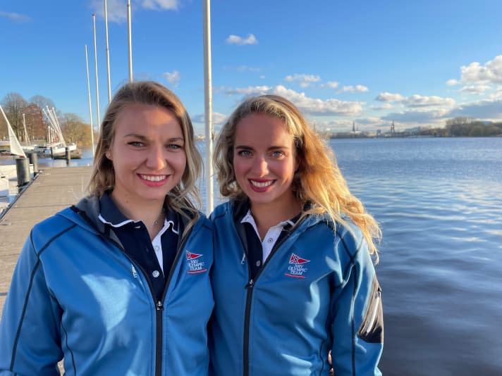   Die 470er-Seglerinnen Luise Wanser und Anastasiya Winkel auf dem Steg ihres Heimatclubs, des Norddeutschen Regatta Vereins