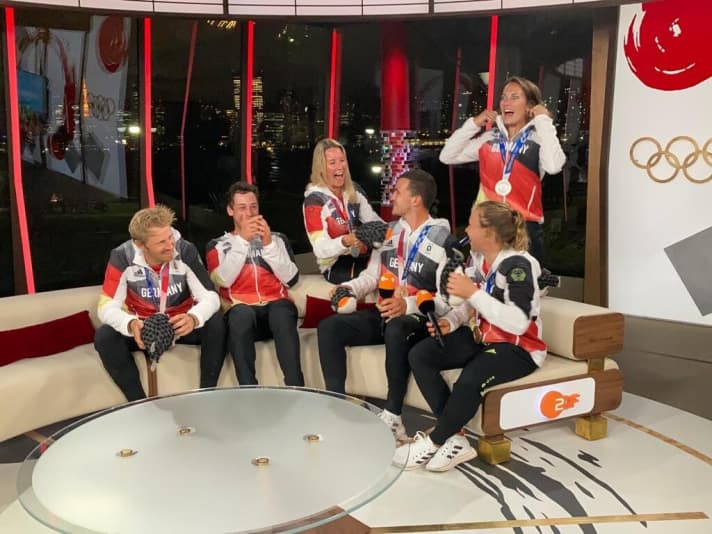   Immédiatement après le festival de médailles, les navigateurs allemands se sont rendus d'Enoshima aux studios de la ZDF à Tokyo, où ils ont fait la meilleure publicité pour leur sport.