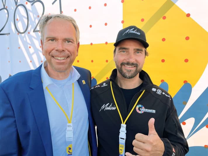  Il direttore sportivo della Kieler Woche Dirk Ramhorst con Boris Herrmann all'apertura della serie di regate più antica della Germania e più conosciuta a livello internazionale a settembre