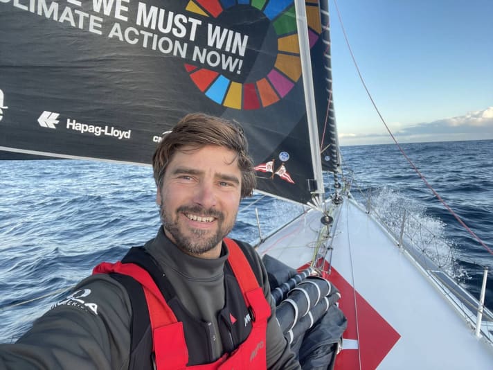   Boris Herrmann sur son "Seaexplorer", qui l'a porté de manière fiable autour du monde lors de la première du Vendée Globe. En arrière-plan, sur la grand-voile, le slogan qui devrait désormais inspirer les écoliers