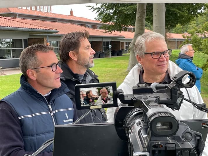   Trio di commentatori alla partenza: il motore di Silverrudder Philip Cossen, il fondatore di Seascape Andraz Mihelin e il caporedattore di YACHT Jochen Rieker.
