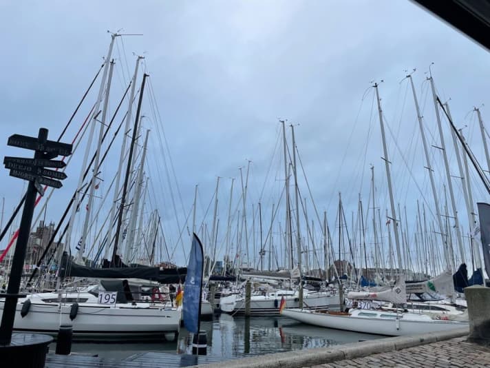   PRIMA: Il porto di Svendborg è così pieno prima dell'inizio del Silverrudder che è quasi possibile attraversarlo senza bagnarsi i piedi.