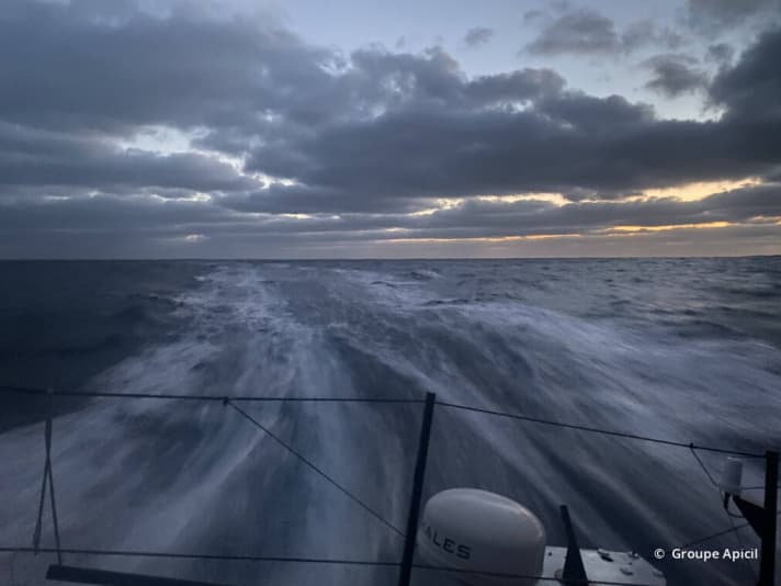   Bella impressione dell'autostrada atlantica. L'istantanea è stata inviata da Damien Seguin e Benjamin Dutreux, che si trovavano al decimo posto dopo quattro giorni di gara con il loro "Groupe Apicil" in classe theoca.