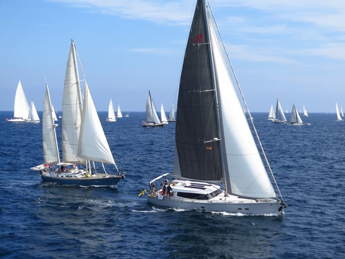  Le départ du rallye proprement dit se déroule en plusieurs groupes, échelonnés selon le type et la taille du bateau.