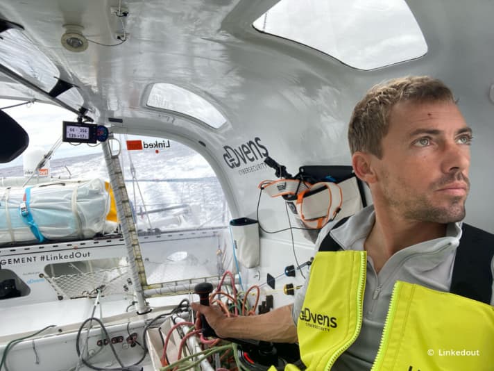   Thomas Ruyant an Bord seiner Imoca-Siegerin "LinkedOut"