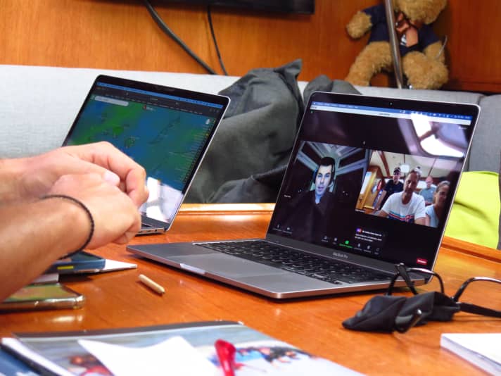   Bufera o tempesta? Ben informato, l'equipaggio dello yacht tedesco "Go East" voleva attraversare l'Atlantico: ecco il briefing prima della partenza