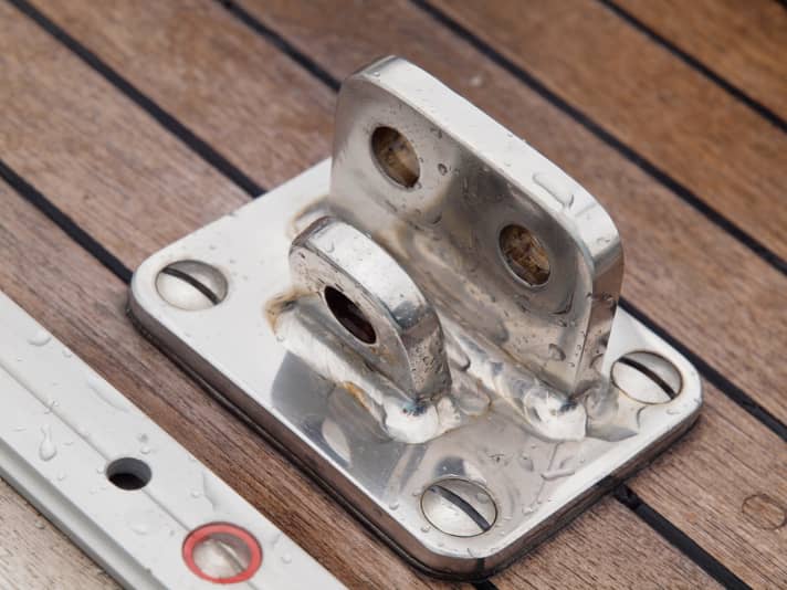 Pour éviter que la rouille ne s'installe sur les surfaces rugueuses, toutes les pièces en acier inoxydable sur le pont doivent être régulièrement polies.