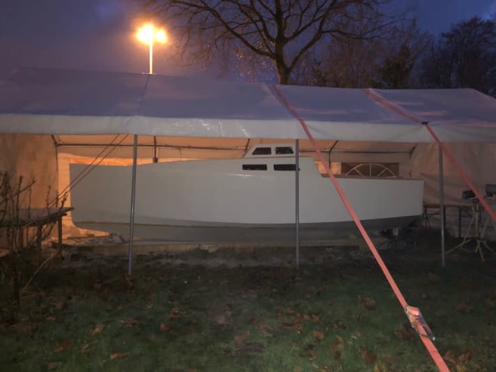   Lützelberger's garden shipyard: the young mechanical engineer has been working on his boat since summer 2020. It has now been turned and painted.