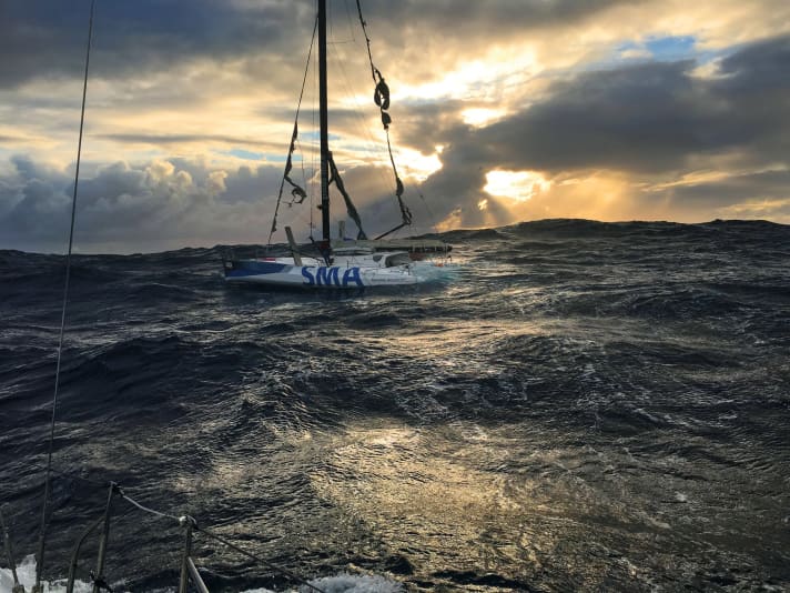 Des manœuvres délicates dans un décor dramatique : Adrien Hardy a pris la mer sur le "SMA" à la dérive