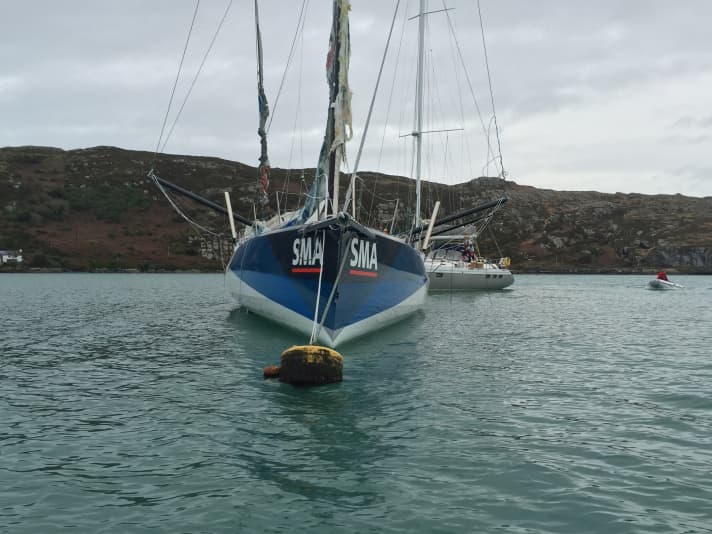 Le "SMA" bien amarré à un bouée de sauvetage après avoir été sauvé.